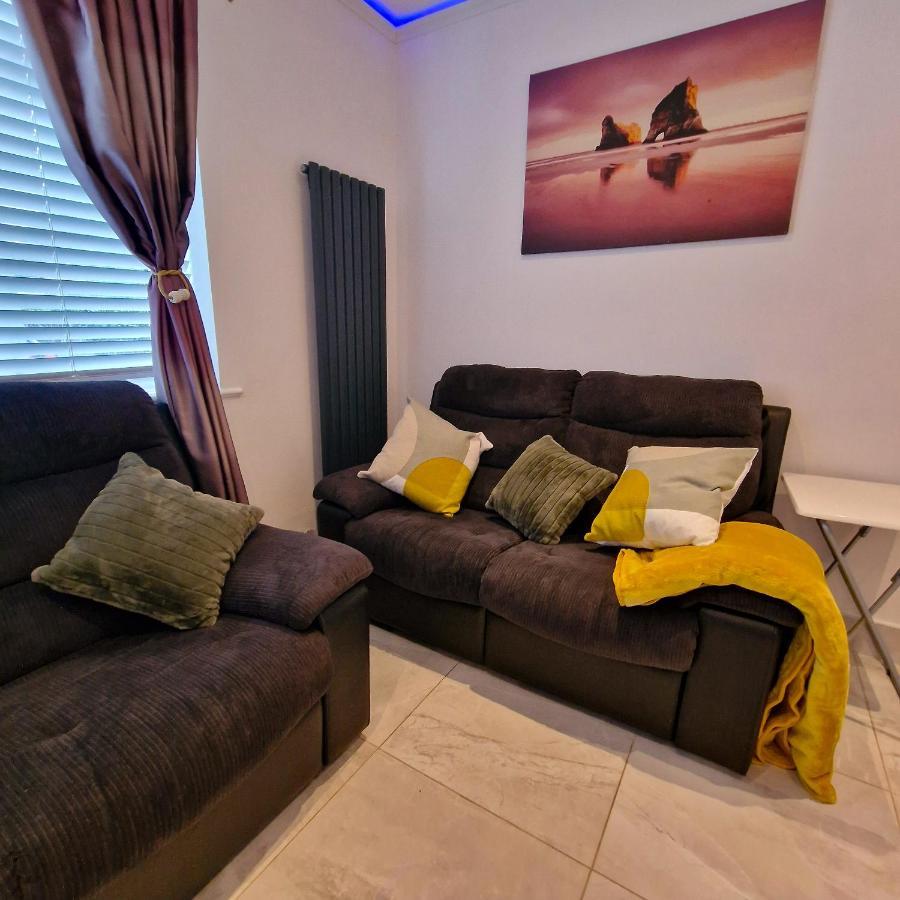 Delightful & Spacious Guest House In Farnworth Near Bolton Hospital エクステリア 写真