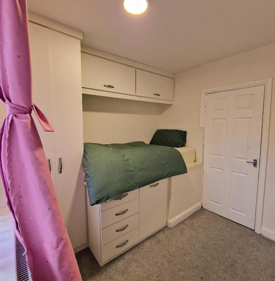 Delightful & Spacious Guest House In Farnworth Near Bolton Hospital エクステリア 写真