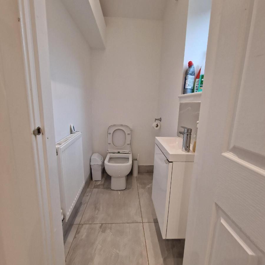 Delightful & Spacious Guest House In Farnworth Near Bolton Hospital エクステリア 写真