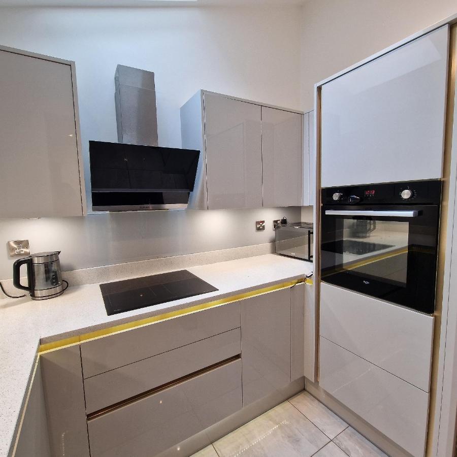 Delightful & Spacious Guest House In Farnworth Near Bolton Hospital エクステリア 写真